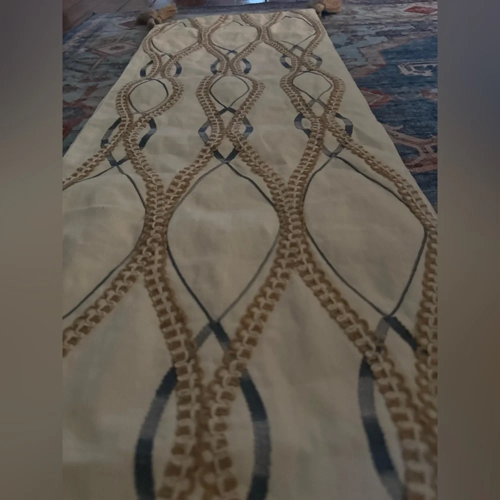 3/$15 🌟 Pier 1 Imports Embroidered Table Runner Neutral Boho